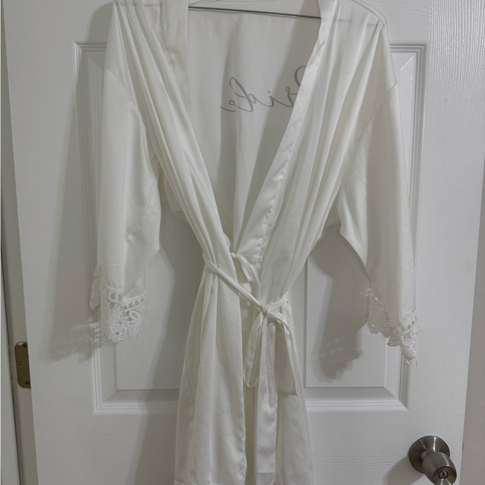 Elegant White Lace Trim Robe